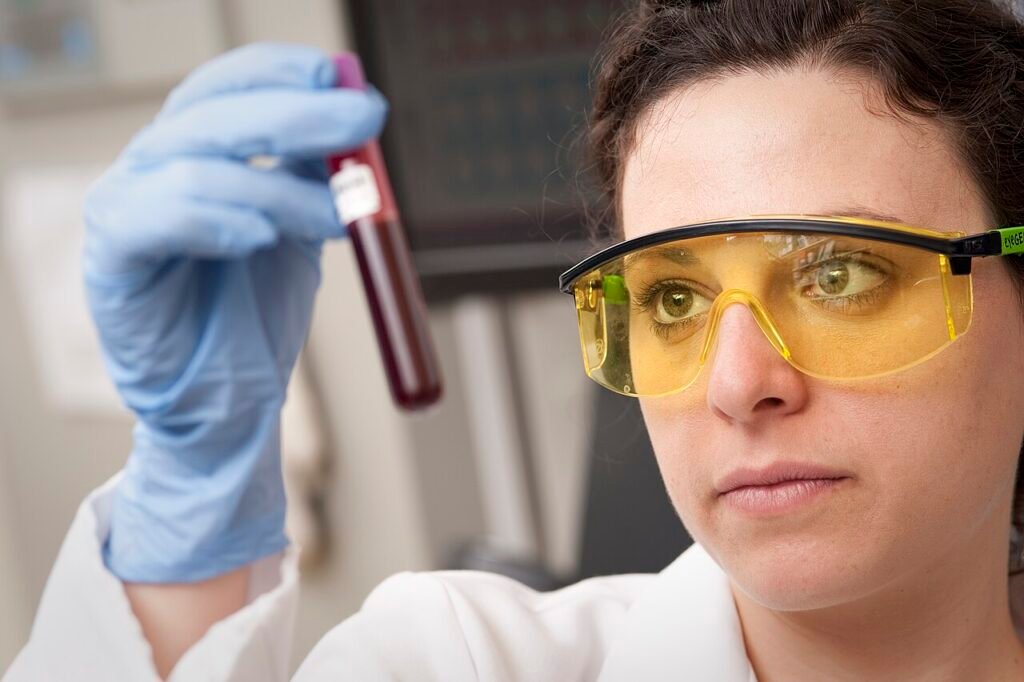 Investigadora examina una muestra de sangre. Imagen ilustrativa de laboratorio; no identifica una prueba de PSA ni un paciente con cáncer de próstata. No corresponde a Misiones.
