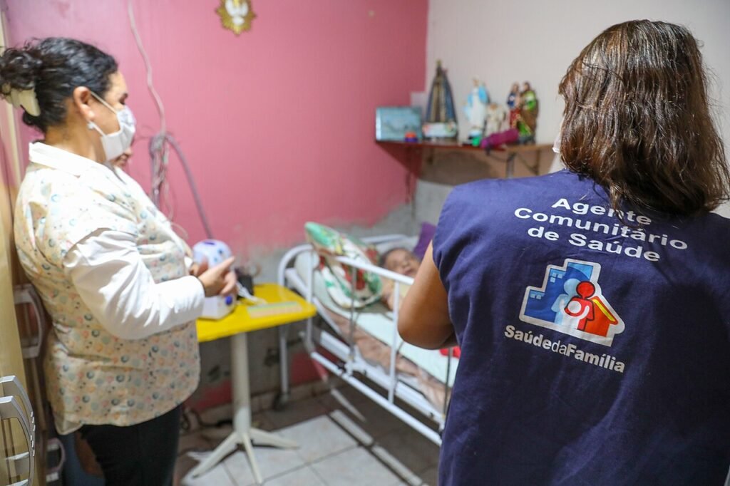 Agente comunitaria de salud durante una visita domiciliaria en Brasil. Fotografía ilustrativa de trabajo territorial; no corresponde a Misiones.