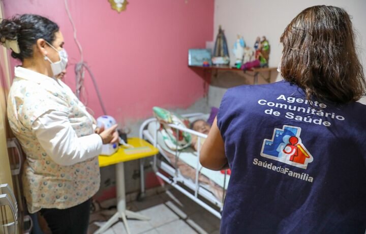 Agente comunitaria de salud durante una visita domiciliaria en Brasil. Fotografía ilustrativa de trabajo territorial; no corresponde a Misiones.