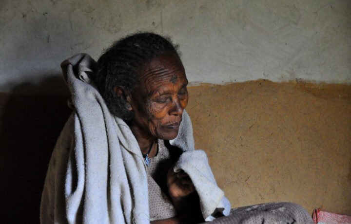 Persona mayor en Tigray, Etiopía, en una fotografía titulada por su autor «Care at Home with Dementia». Imagen ilustrativa de cuidados; no corresponde a Misiones ni permite establecer un diagnóstico de Alzheimer.