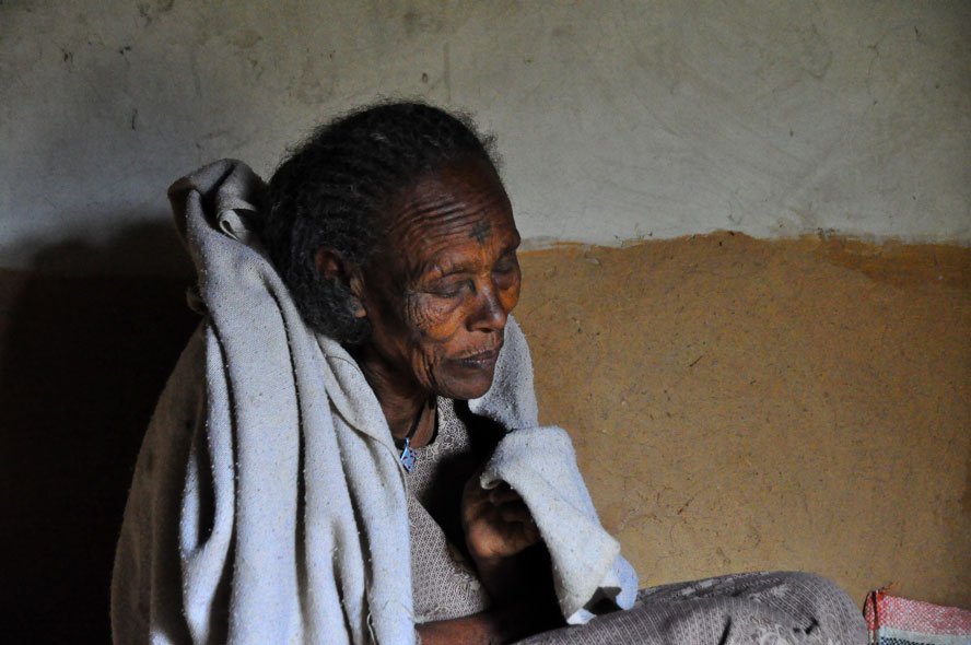 Persona mayor en Tigray, Etiopía, en una fotografía titulada por su autor «Care at Home with Dementia». Imagen ilustrativa de cuidados; no corresponde a Misiones ni permite establecer un diagnóstico de Alzheimer.