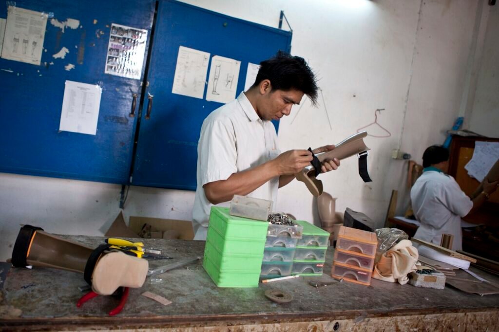 Fabricación de una prótesis en el taller de Cooperative Orthotic and Prosthetic Enterprise (COPE). Fotografía ilustrativa; no corresponde al taller misionero.