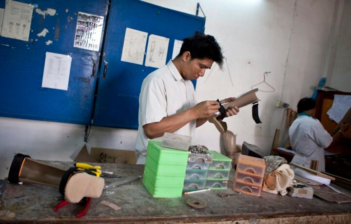Fabricación de una prótesis en el taller de Cooperative Orthotic and Prosthetic Enterprise (COPE). Fotografía ilustrativa; no corresponde al taller misionero.