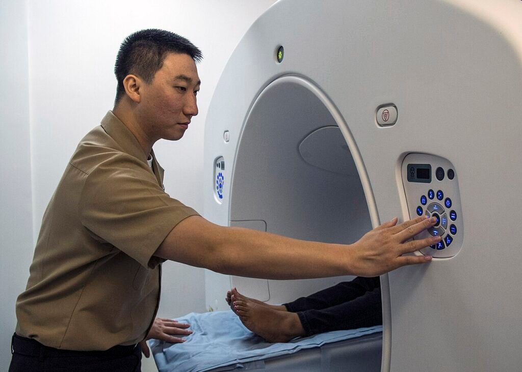 Capacitación con un tomógrafo en el hospital naval de Yokosuka, Japón. Fotografía ilustrativa; no muestra la intervención de Eldorado.