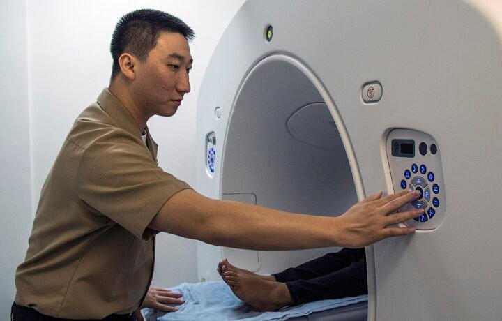 Capacitación con un tomógrafo en el hospital naval de Yokosuka, Japón. Fotografía ilustrativa; no muestra la intervención de Eldorado.