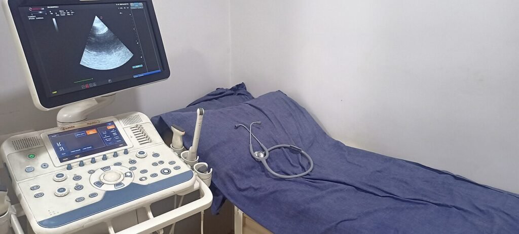 Equipo para ecocardiografía junto a una camilla. Fotografía ilustrativa de diagnóstico cardíaco; no corresponde al Hospital Materno Neonatal de Misiones.