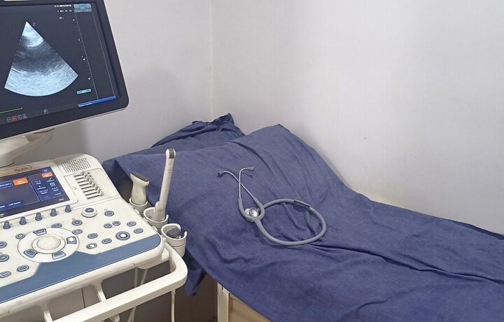 Equipo para ecocardiografía junto a una camilla. Fotografía ilustrativa de diagnóstico cardíaco; no corresponde al Hospital Materno Neonatal de Misiones.