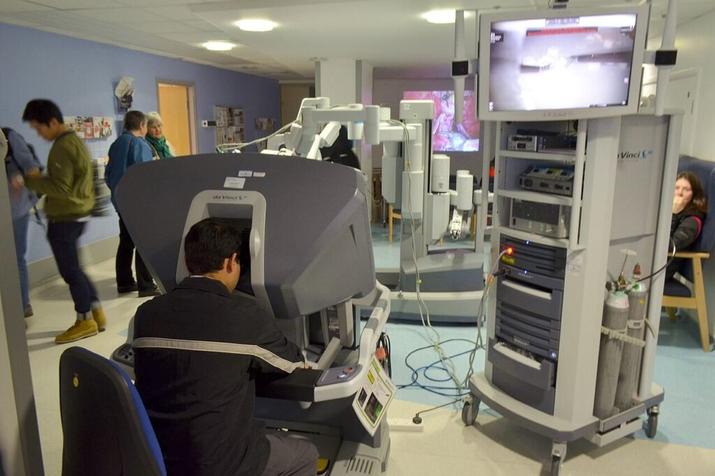 Consola del sistema da Vinci exhibida en el Addenbrooke’s Treatment Centre durante el Cambridge Science Festival de 2015. Fotografía ilustrativa; no corresponde al equipamiento del Madariaga.