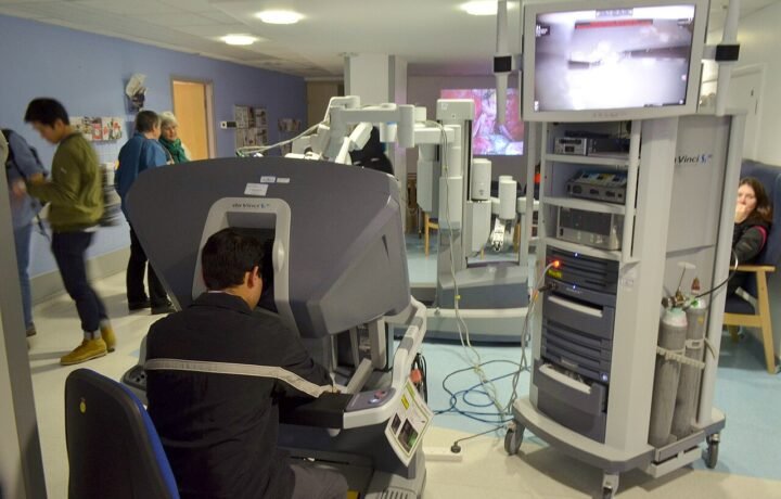 Consola del sistema da Vinci exhibida en el Addenbrooke’s Treatment Centre durante el Cambridge Science Festival de 2015. Fotografía ilustrativa; no corresponde al equipamiento del Madariaga.