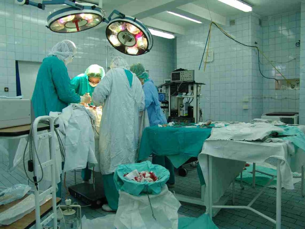 Equipo quirúrgico en una sala de operaciones. Fotografía ilustrativa; no corresponde a los hospitales Madariaga, Fátima o Favaloro.