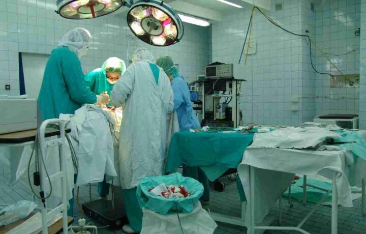 Equipo quirúrgico en una sala de operaciones. Fotografía ilustrativa; no corresponde a los hospitales Madariaga, Fátima o Favaloro.