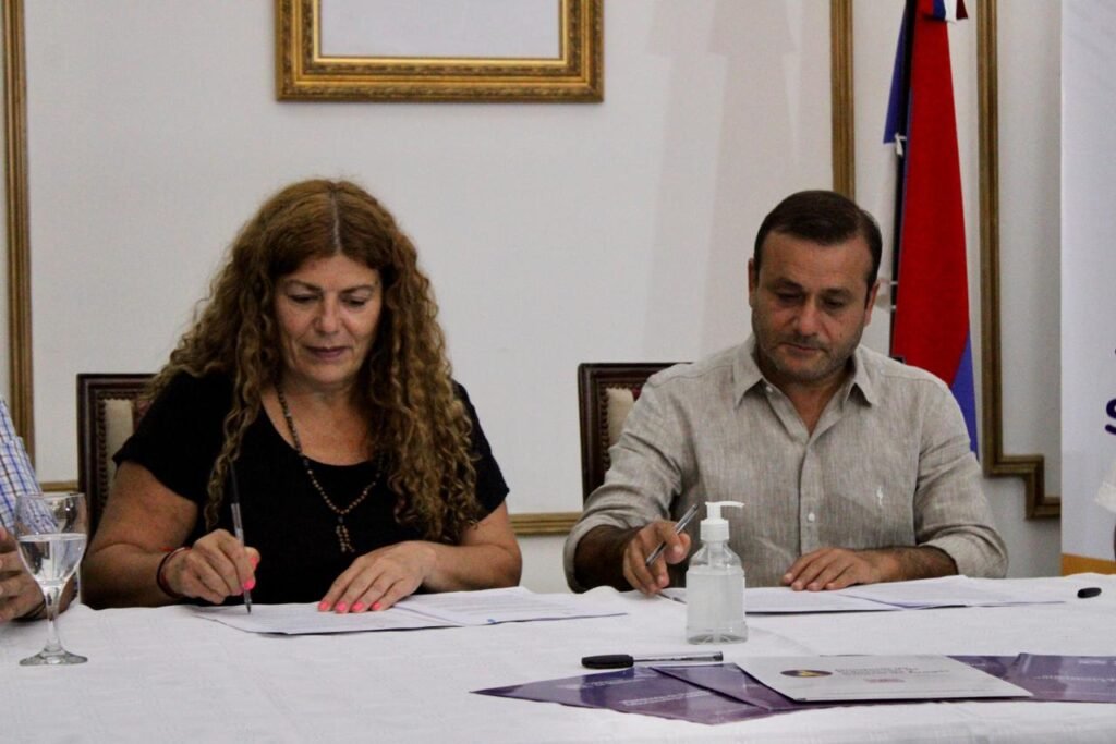 Firma del acuerdo entre Sedronar y el Gobierno de Misiones para implementar un espacio de atención a consumos problemáticos en Puerto Iguazú, febrero de 2023. Fotografía documental del convenio; no muestra una sesión de tratamiento.