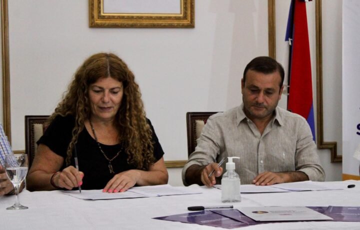 Firma del acuerdo entre Sedronar y el Gobierno de Misiones para implementar un espacio de atención a consumos problemáticos en Puerto Iguazú, febrero de 2023. Fotografía documental del convenio; no muestra una sesión de tratamiento.