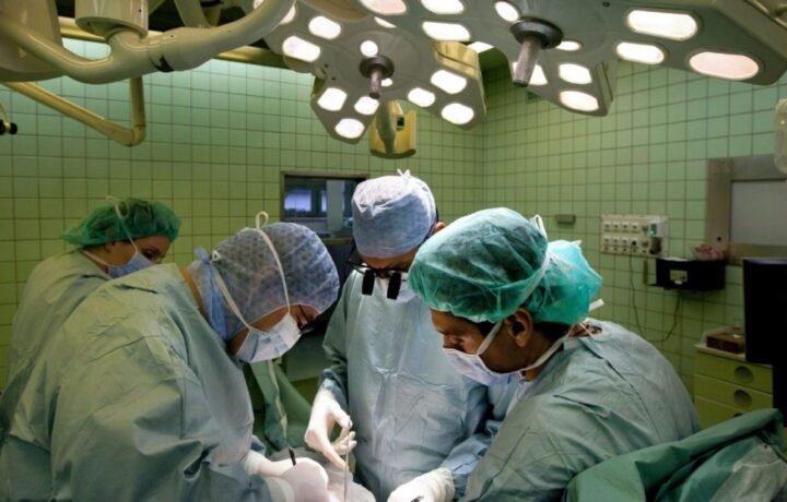 Equipo quirúrgico en una fotografía publicada por INCUCAI junto al balance nacional de trasplantes de 2020. Imagen ilustrativa: la fuente no identifica hospital ni provincia; no acredita un procedimiento financiado por el fondo misionero.