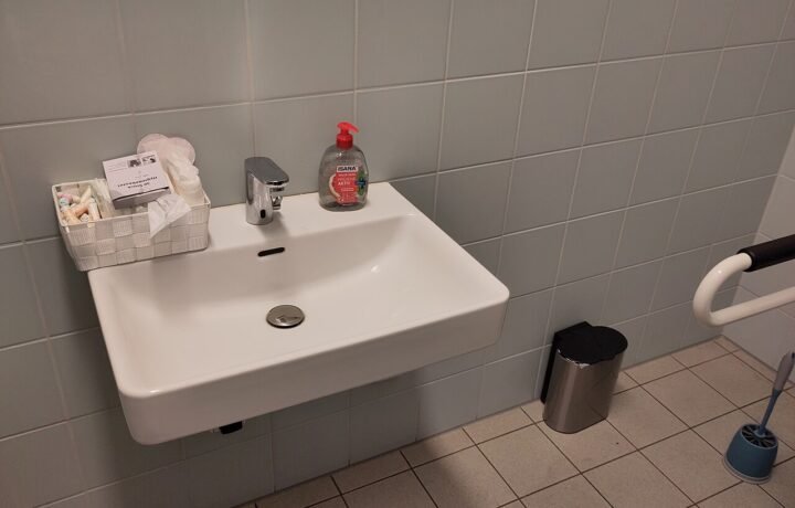 Productos de gestión menstrual disponibles en un baño escolar accesible de Berlín, Alemania. Fotografía ilustrativa; no acredita implementación del proyecto misionero.