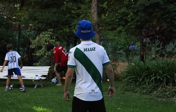 Niños juegan al fútbol en un jardín compartido de Buenos Aires. Imagen ilustrativa del juego y la convivencia; no corresponde al Hogar de Día de Misiones ni identifica a sus participantes como destinatarios de asistencia social.