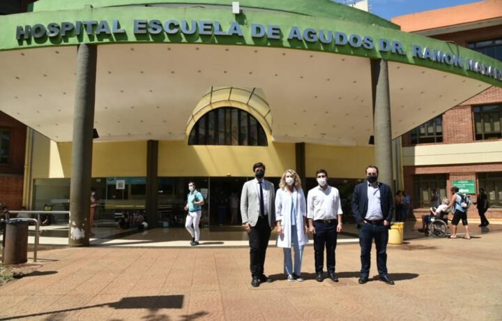 Entrada del Hospital Escuela de Agudos Dr. Ramón Madariaga durante una visita de autoridades de la Agencia I+D+i a Misiones, marzo de 2022.
