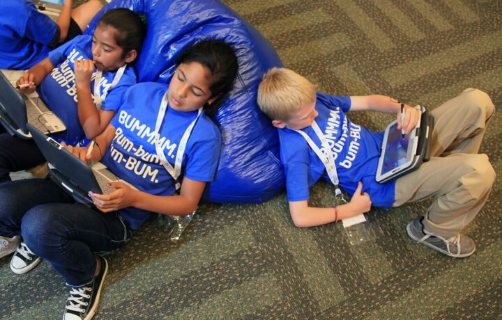 Niñas y niños utilizan computadoras y tabletas. Imagen ilustrativa de entornos digitales; no corresponde a una actividad ni a una evaluación sanitaria de Misiones.