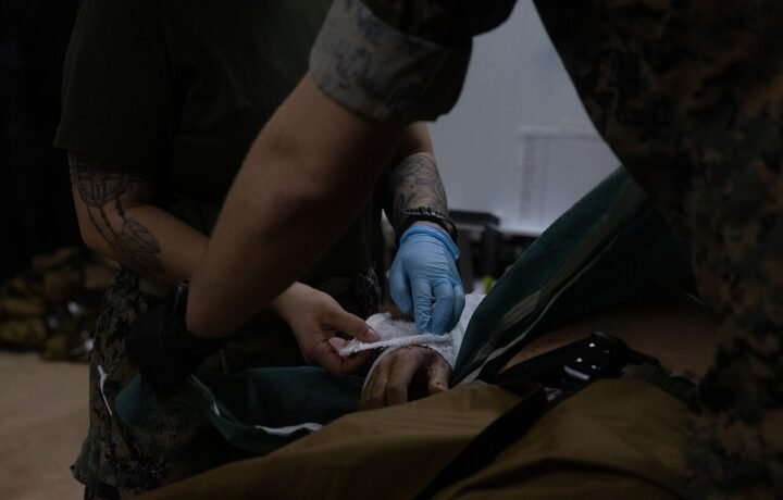 Práctica de colocación de un apósito en una quemadura simulada durante un curso de atención prolongada en Camp Hansen, Okinawa, marzo de 2025. Imagen ilustrativa de capacitación; no corresponde al Instituto del Quemado de Misiones.