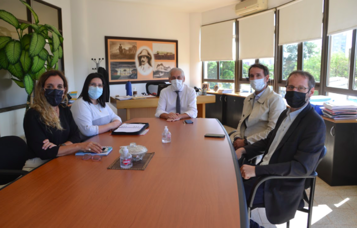 Encuentro institucional durante la visita de ANLAP a Misiones para trabajar con LEMis, abril de 2022. La imagen no muestra la planta de producción.