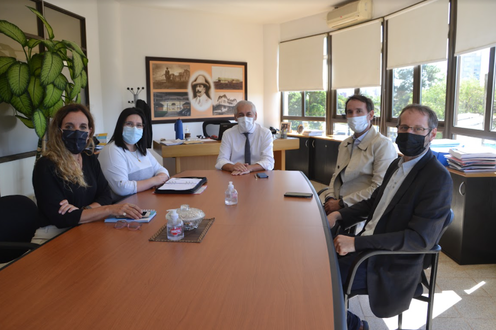 Encuentro institucional durante la visita de ANLAP a Misiones para trabajar con LEMis, abril de 2022. La imagen no muestra la planta de producción.