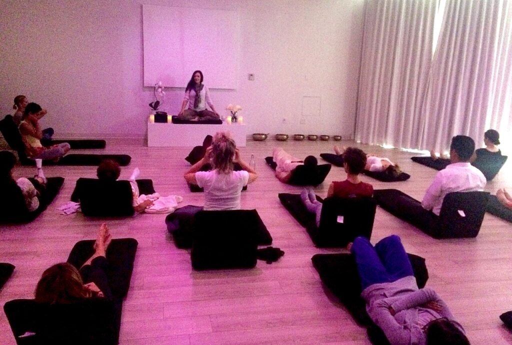 Clase de meditación en Unplug Meditation. Fotografía ilustrativa de una actividad complementaria; no representa un servicio misionero ni acredita eficacia terapéutica.