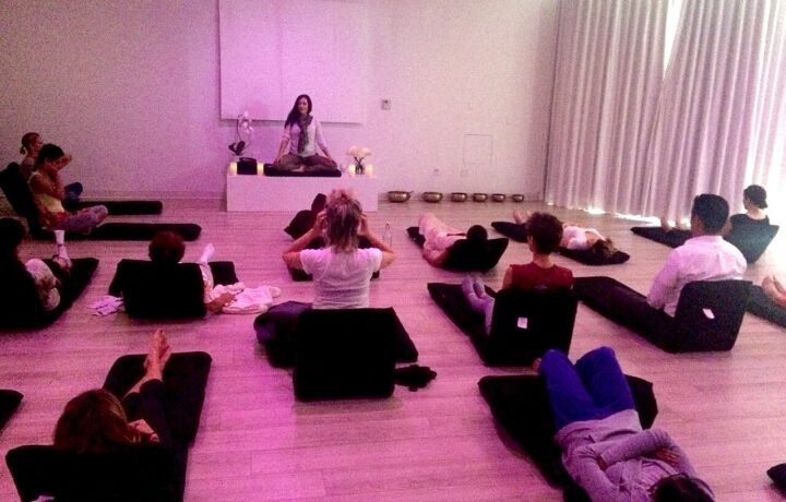 Clase de meditación en Unplug Meditation. Fotografía ilustrativa de una actividad complementaria; no representa un servicio misionero ni acredita eficacia terapéutica.