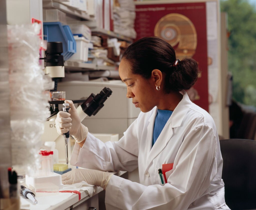 Investigadora trabajando con una pipeta. Fotografía ilustrativa de laboratorio; no corresponde al IMERyT.
