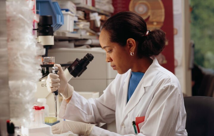 Investigadora trabajando con una pipeta. Fotografía ilustrativa de laboratorio; no corresponde al IMERyT.