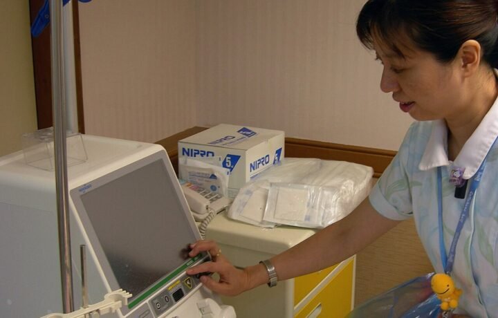 Operación de un equipo de hemodiálisis en HCCH. Fotografía ilustrativa; no corresponde al SAMIC de Oberá.