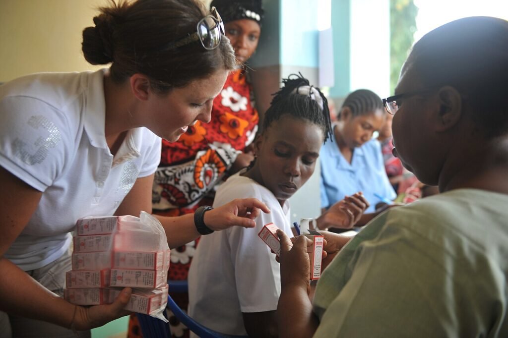 Atención primaria y orientación sobre medicamentos durante una actividad sanitaria en Duga Maforoni, Tanzania, enero de 2012. Imagen ilustrativa; no corresponde al Plan SI ni a un centro de salud de Misiones.