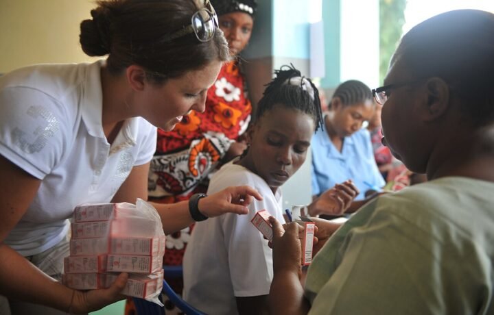 Atención primaria y orientación sobre medicamentos durante una actividad sanitaria en Duga Maforoni, Tanzania, enero de 2012. Imagen ilustrativa; no corresponde al Plan SI ni a un centro de salud de Misiones.