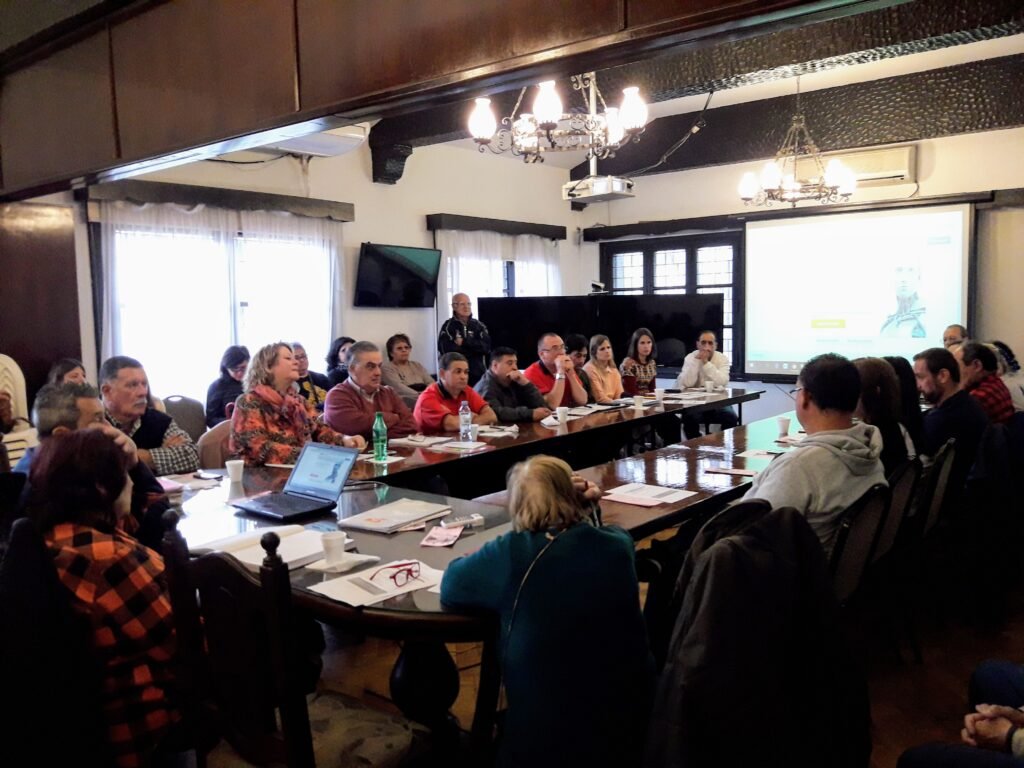 Reunión vinculada a la convocatoria de marzo de 2019 al Consejo Asesor de Pacientes. Imagen de contexto sobre representación y derechos; no se atribuye la reunión a Misiones ni una condición médica individual a las personas retratadas.