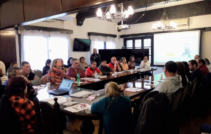 Reunión vinculada a la convocatoria de marzo de 2019 al Consejo Asesor de Pacientes. Imagen de contexto sobre representación y derechos; no se atribuye la reunión a Misiones ni una condición médica individual a las personas retratadas.