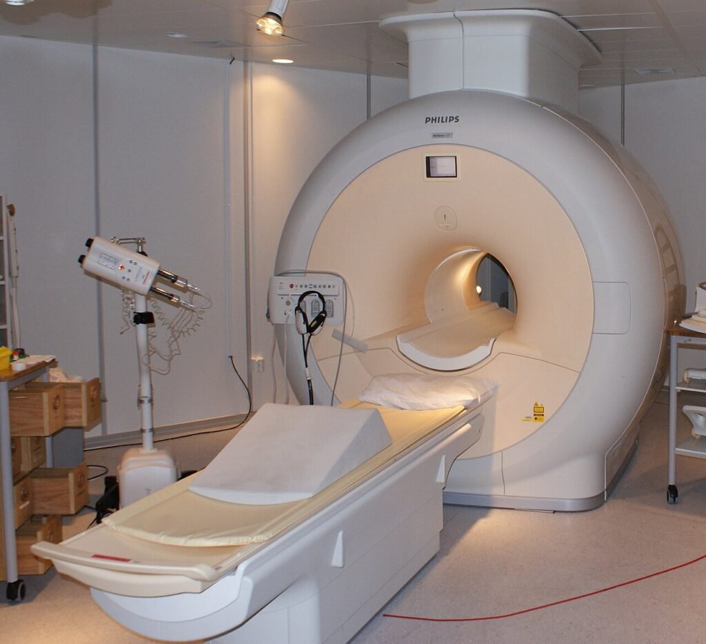 Equipo de resonancia magnética del hospital universitario Sahlgrenska, Gotemburgo, Suecia. Fotografía ilustrativa; no representa un Hospital de Neurociencias abierto en Misiones.