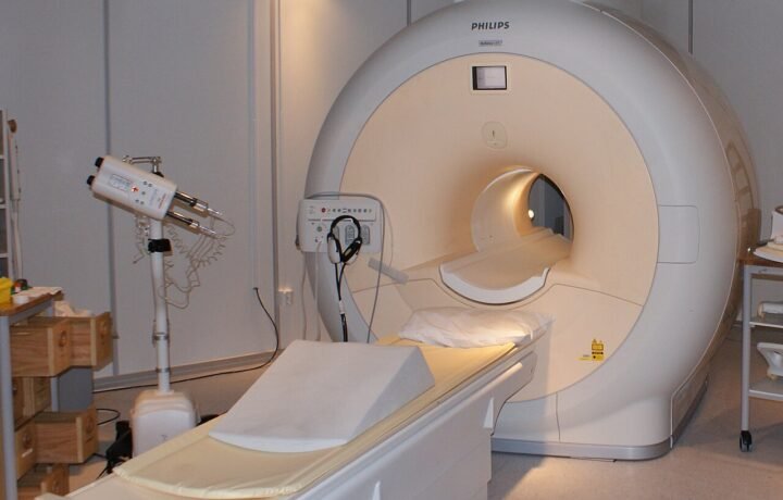 Equipo de resonancia magnética del hospital universitario Sahlgrenska, Gotemburgo, Suecia. Fotografía ilustrativa; no representa un Hospital de Neurociencias abierto en Misiones.