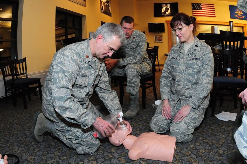 Entrenamiento de reanimación con un maniquí del 119th Medical Group, Estados Unidos. Fotografía ilustrativa de capacitación; no corresponde a Misiones.