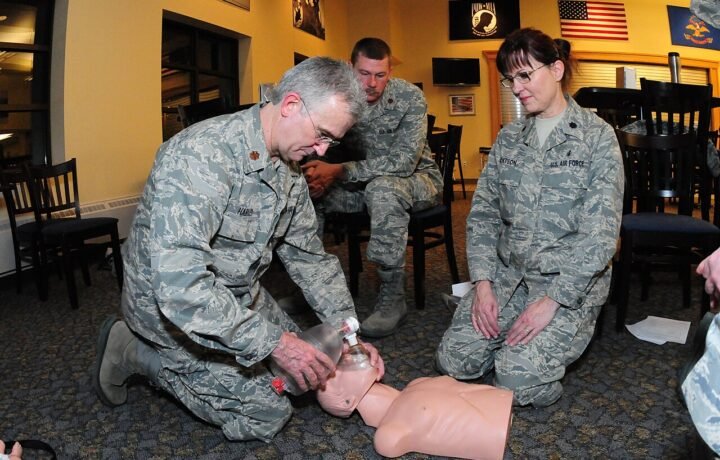 Entrenamiento de reanimación con un maniquí del 119th Medical Group, Estados Unidos. Fotografía ilustrativa de capacitación; no corresponde a Misiones.