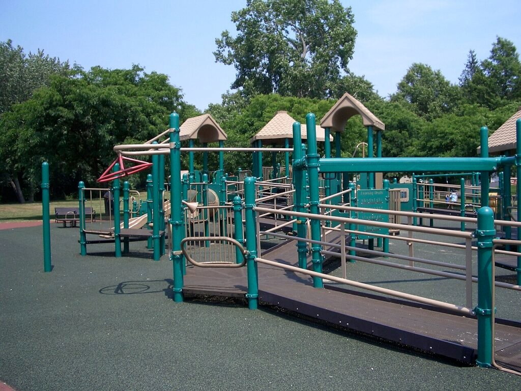 Juegos accesibles cerca de East Shore Park, New Haven, Estados Unidos. Fotografía ilustrativa de accesibilidad recreativa; no corresponde a Misiones.