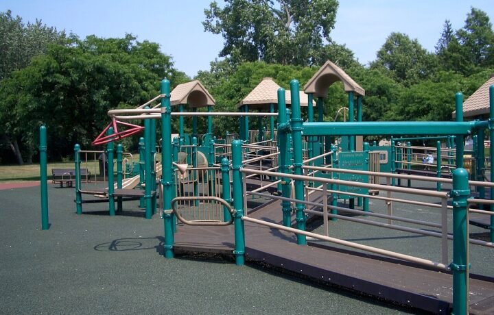 Juegos accesibles cerca de East Shore Park, New Haven, Estados Unidos. Fotografía ilustrativa de accesibilidad recreativa; no corresponde a Misiones.