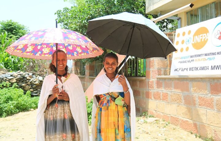 Mujeres junto a la residencia materna de Werkamba, Etiopía. Imagen ilustrativa del alojamiento vinculado a cuidados maternos; no corresponde a las residencias de Misiones.